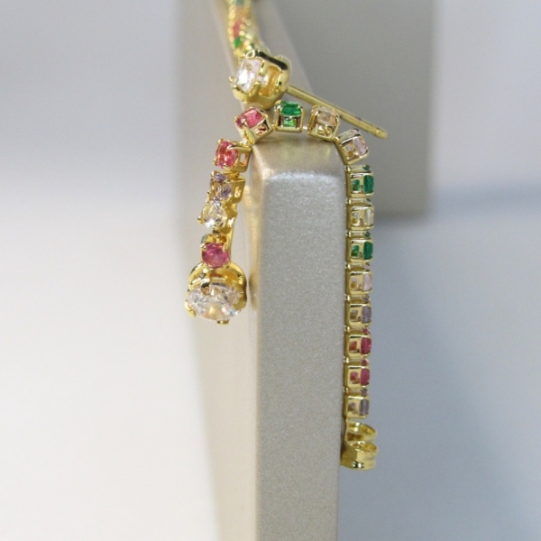 Brinco Corrente de Zircônias Coloridas Sortidas Com Zircônia na Ponta Banhado em Ouro 18k - Dourado