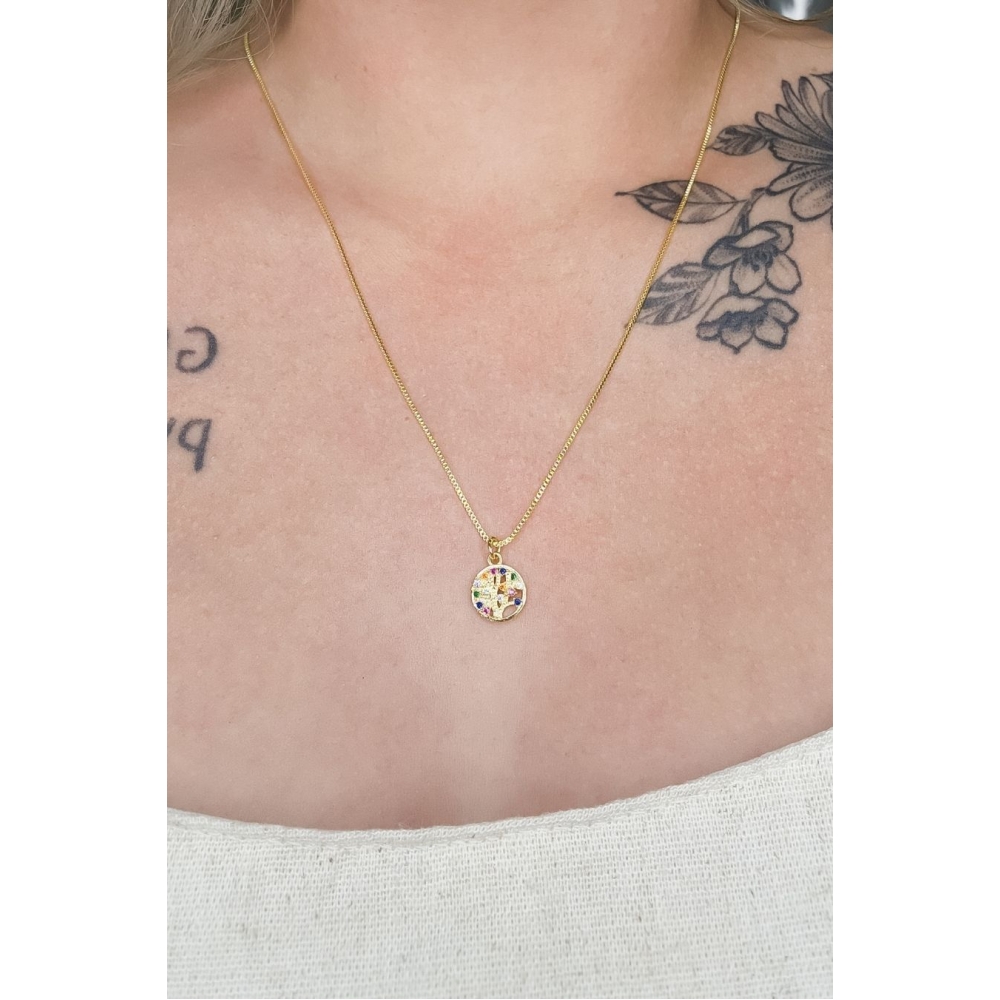 Colar Com Pingente Pequeno Em Circulo Com Árvore Da Vida Com Zircônias Coloridas Banhado em Ouro 18k - Dourado