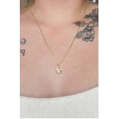 Colar Com Pingente Pequeno Em Circulo Com Árvore Da Vida Com Zircônias Coloridas Banhado em Ouro 18k - Dourado