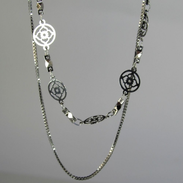 Colar com Corrente com Mini Flores Banhado em Ródio Branco - Prateado