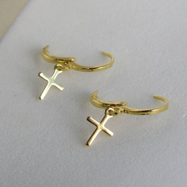 Brinco Argolinha com Cruz Banhado em Ouro 18k - Dourado