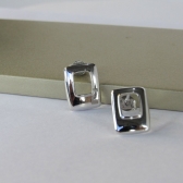 Brinco Pequeno Retangular Banhado em Ródio Branco - Branco