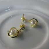 Brinco Pequeno com Perola e Trabalhado com Zircônia Banhado em Ouro 18k - Dourado