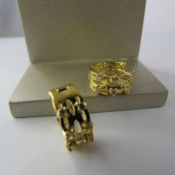 Brinco Argola Trabalhada Vazada com 4 Zircônias Banhado em Ouro 18k - Dourado