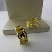 Brinco Argola Trabalhada Vazada com 4 Zircônias Banhado em Ouro 18k - Dourado