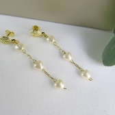 Brinco Com Três Pérolas Em Formato De Coração Banhado em Ouro 18k - Dourado