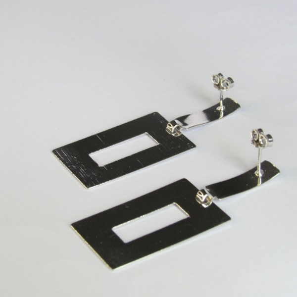 Brinco com Fio Retangular Banhado em Ródio Branco - Branco