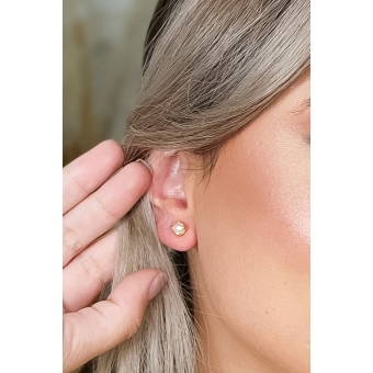 Brinco Pequeno de Pérola Trabalhado Banhado em Ouro 18k