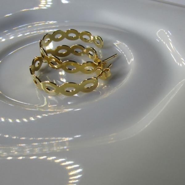 Brinco Argola Média com Vazados Ovais Banhado em Ouro 18k - Dourado