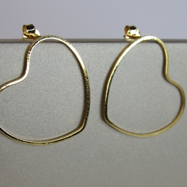 Brinco Médio com Coração Vazado Horizontal Banhado em Ouro 18k - Dourado