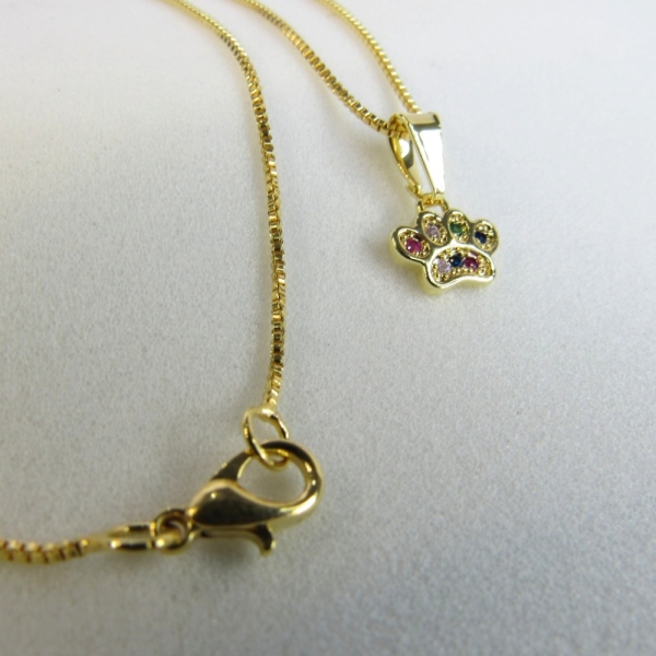 Colar Pingente Patinha De Cachorro Colorida Banhado em Ouro 18k - Dourado