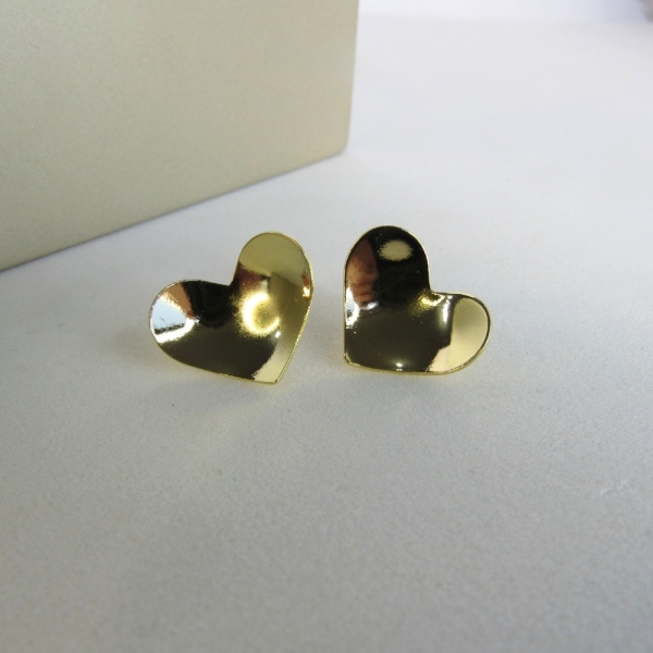 Brinco Coração Oval Banhado em Ouro 18k - Dourado