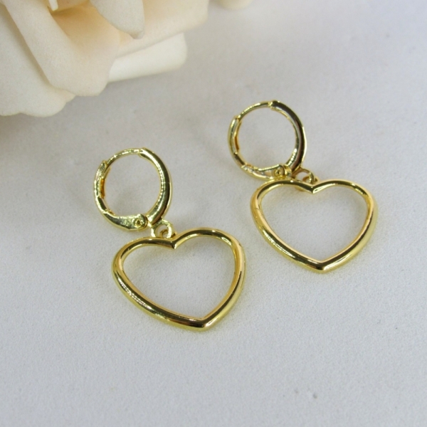 Brinco Argolinha com Coração Médio Vazado Banhado em Ouro 18k - Dourado