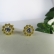 Brinco Formato Flor com Mini Zircônias Banhado em Ouro 18k - Dourado