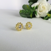 Brinco Formato Flor com Mini Zircônias Banhado em Ouro 18k - Dourado