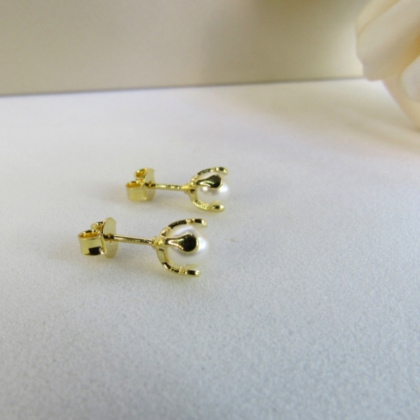 Brinco Pequeno de Pérola Trabalhado Banhado em Ouro 18k - Dourado