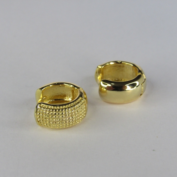 Brinco de Argolinha Grossa Trabalhada Banhado em Ouro 18k - Dourado