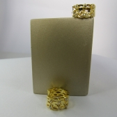 Brinco Argola Trabalhada Vazada com 4 Zircônias Banhado em Ouro 18k - Dourado