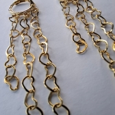 Brinco Argolinha com Corrente de Coração Banhado em Ouro 18k - Dourado