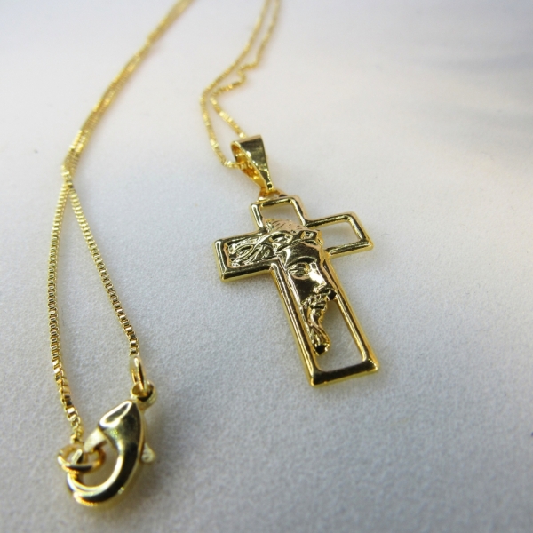 Colar com Pingente de Cruz e Face de Jesus Banhado em Ouro 18k - Dourado