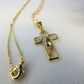Colar com Pingente de Cruz e Face de Jesus Banhado em Ouro 18k - Dourado