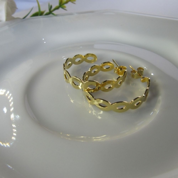 Brinco Argola Média com Vazados Ovais Banhado em Ouro 18k - Dourado