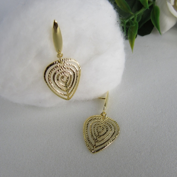 Brinco Médio Com Fio e Coração com Vários Vazados Banhado em Ouro 18k - Dourado