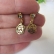 Brinco Pequeno de Flor Vazada com Zircônia Banhado em Ouro 18k - Dourado