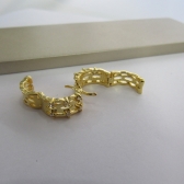 Brinco Argola Trabalhada Vazada com 4 Zircônias Banhado em Ouro 18k - Dourado