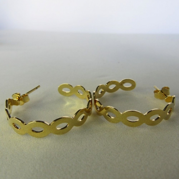 Brinco Argola Média com Vazados Ovais Banhado em Ouro 18k - Dourado