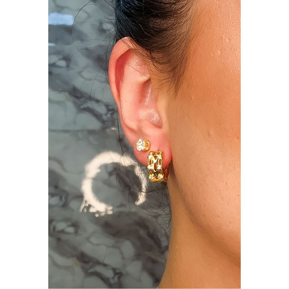 Brinco Argola Trabalhada Vazada com 4 Zircônias Banhado em Ouro 18k - Dourado