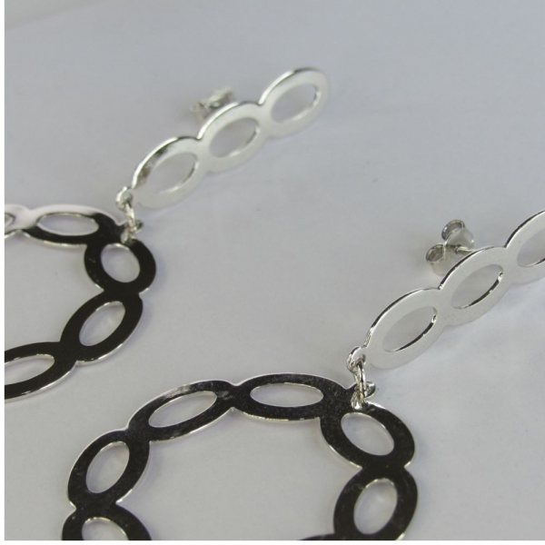 Brinco com fio e Círculo com Arcos Banhado em Ródio Branco - Branco