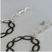 Brinco com fio e Círculo com Arcos Banhado em Ródio Branco - Branco