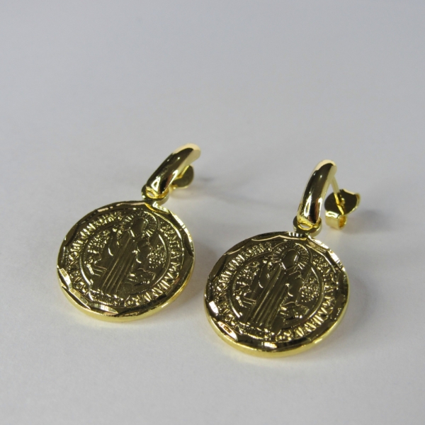 Brinco Pequeno Medalha São Bento Banhado em Ouro 18k - Dourado