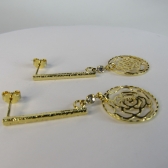 Brinco Médio De Fio Trabalhado e Flor Vazada Banhado em Ouro 18k - Dourado