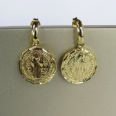 Brinco Pequeno Medalha São Bento Banhado em Ouro 18k - Dourado