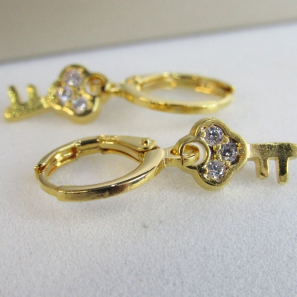 Brinco Argolinha com Chave Banhado em Ouro 18k - Dourado