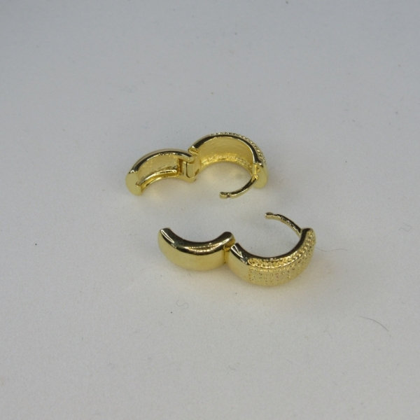 Brinco de Argolinha Grossa Trabalhada Banhado em Ouro 18k - Dourado