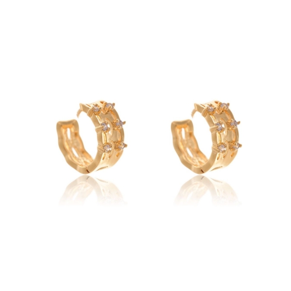 Brinco Argola Trabalhada Vazada com 4 Zircônias Banhado em Ouro 18k - Dourado