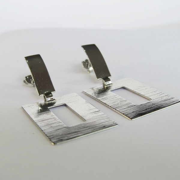 Brinco com Fio Retangular Banhado em Ródio Branco - Branco