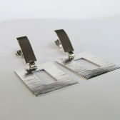 Brinco com Fio Retangular Banhado em Ródio Branco - Branco