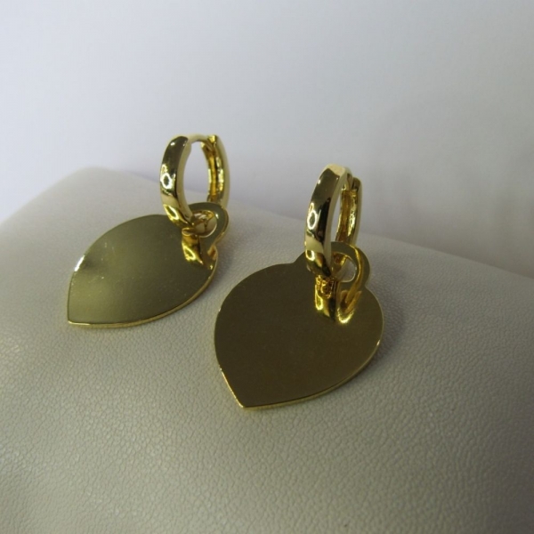 Brinco Argolinha com Chapa de Coração Banhado em Ouro 18k - Dourado