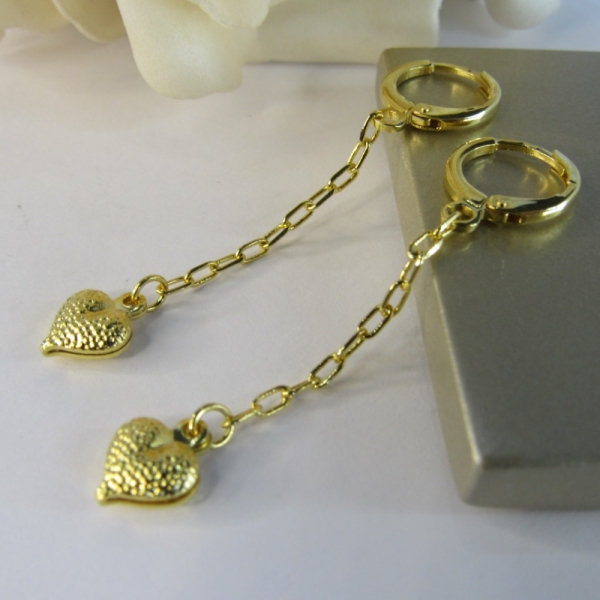 Brinco Argolinha com Corrente e Coração Banhado em Ouro 18k - Dourado