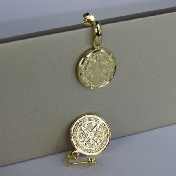 Brinco Pequeno Medalha São Bento Banhado em Ouro 18k - Dourado
