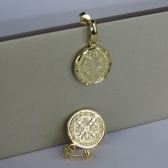 Brinco Pequeno Medalha São Bento Banhado em Ouro 18k - Dourado