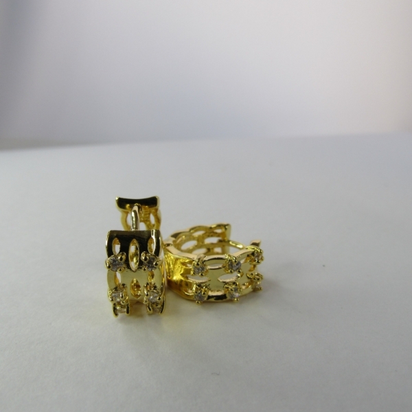 Brinco Argola Trabalhada Vazada com 4 Zircônias Banhado em Ouro 18k - Dourado