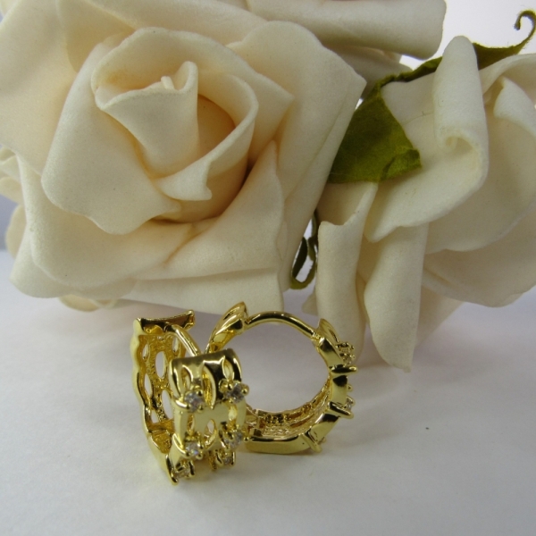 Brinco Argola Trabalhada Vazada com 4 Zircônias Banhado em Ouro 18k - Dourado