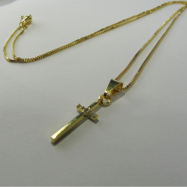 Colar Pingente Cruz com Detalhe de Zircônia Banhado em Ouro 18k - Dourado