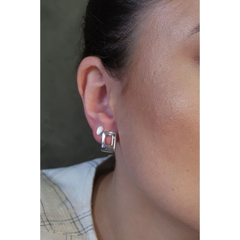 Brinco Pequeno Retangular Banhado em Ródio Branco