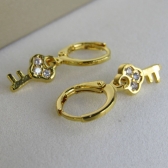 Brinco Argolinha com Chave Banhado em Ouro 18k - Dourado